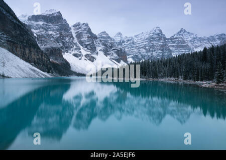 lac de montagne couvert d'hiver dans une atmosphère d'hiver. Belle photo d'arrière-plan Banque D'Images