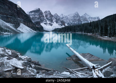 lac de montagne couvert d'hiver dans une atmosphère d'hiver. Belle photo d'arrière-plan Banque D'Images