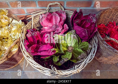 Fleurs de Noël au panier en osier UK Banque D'Images