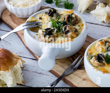 Champignons farcis aux escargots. Banque D'Images