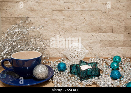 Blue cup avec du chocolat chaud (ou cacao) et de l'argent décoration de Noël, blanc et l'aigue-marine des boules de Noël, décoration de Noël. Espace libre pour te Banque D'Images