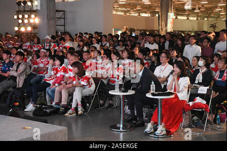 Octobre 20, 2019, Tokyo, Japon : Les Japonais réagit dans l'incrédulité à la perte de l'équipe de rugby du Japon à la Coupe du Monde de Rugby 2019. Le Japon a perdu contre l'Afrique du Sud, dans le quart de finale 26 à 3. Le jeu était en direct à une station de gare près de Fanzone à Tokyo, Japon. Les zones Fanzone sont gratuits et ont été organisées par la municipalité de Tokyo au Japon. Photo prise le dimanche 20 octobre 2019. Photo par : Ramiro Agustin Vargas Tabares (crédit Image : © Ramiro Agustin Vargas Tabares/Zuma sur le fil) Banque D'Images