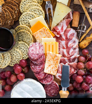 Assortiment de fromages et craquelins. Banque D'Images