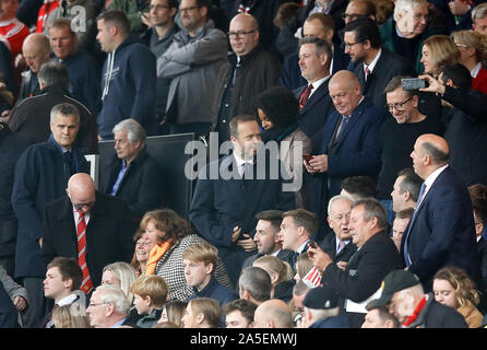 Manchester United directeur Ed Woodward (centre) dans les peuplements au cours de la Premier League match à Old Trafford, Manchester. Banque D'Images