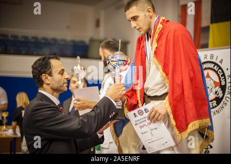 BELGRADE, SERBIE - 28. Septembre 2019. Les gagnants du concours avec cups et médailles sur le podium recevoir des prix sur un Tournoi Kyokushin trophée de Belgrade Banque D'Images