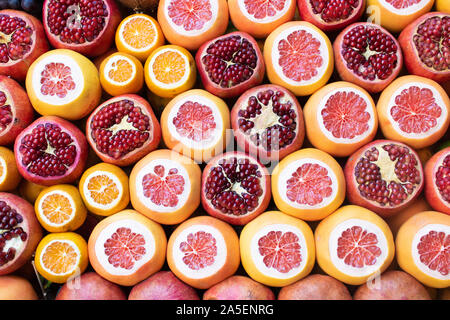 Couper les oranges et de grenadiers. Sur le banc. Presser le fruit. Banque D'Images
