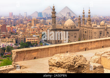 Vue du Caire, le Mosque-Madrassa du Sultan Hassan et les Pyramides, Egypte Banque D'Images