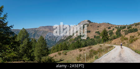 Cycliste féminine en ordre décroissant la montée de Villard Notre Dame, Oisans, France. Banque D'Images