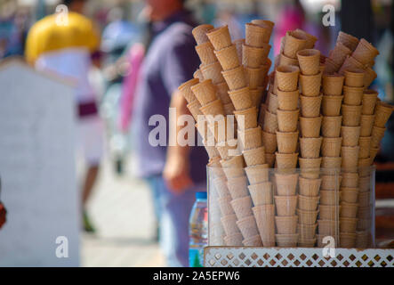 Close up de cornets à crème glacée et à côté d'une bouteille d'eau. Banque D'Images
