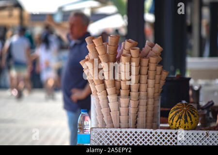Close up de cornets à crème glacée et à côté de melon et une bouteille d'eau. Banque D'Images