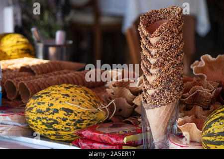 Close up of chocolate ice cream cones et à côté c'est le melon et la bouteille d'eau. Banque D'Images