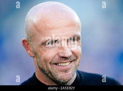 Berlin, Allemagne. 20 Oct, 2019. Soccer : Bundesliga, 1899 Hoffenheim - FC Schalke 04, 8e journée, dans le PreZero Arena. L'entraîneur de Hoffenheim Alfred Schreuder en riant. Credit : Uwe Anspach/DPA - NOTE IMPORTANTE : en conformité avec les exigences de la DFL Deutsche Fußball Liga ou la DFB Deutscher Fußball-Bund, il est interdit d'utiliser ou avoir utilisé des photographies prises dans le stade et/ou la correspondance dans la séquence sous forme d'images et/ou vidéo-comme des séquences de photos./dpa/Alamy Live News Banque D'Images