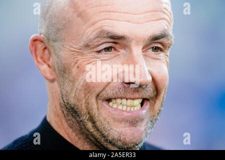 Berlin, Allemagne. 20 Oct, 2019. Soccer : Bundesliga, 1899 Hoffenheim - FC Schalke 04, 8e journée, dans le PreZero Arena. L'entraîneur de Hoffenheim Alfred Schreuder en riant. Credit : Uwe Anspach/DPA - NOTE IMPORTANTE : en conformité avec les exigences de la DFL Deutsche Fußball Liga ou la DFB Deutscher Fußball-Bund, il est interdit d'utiliser ou avoir utilisé des photographies prises dans le stade et/ou la correspondance dans la séquence sous forme d'images et/ou vidéo-comme des séquences de photos./dpa/Alamy Live News Banque D'Images