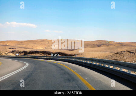 L'autoroute qui longe la mer Morte d'un côté et les montagnes d'Edom au désert de l'Arava à partir de l'autre en Israël. Banque D'Images