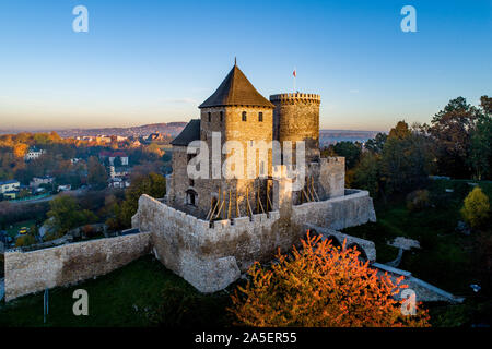 Château gothique médiévale à Bedzin, Haute Silésie, Pologne. Vue aérienne de l'automne au lever du soleil la lumière Banque D'Images