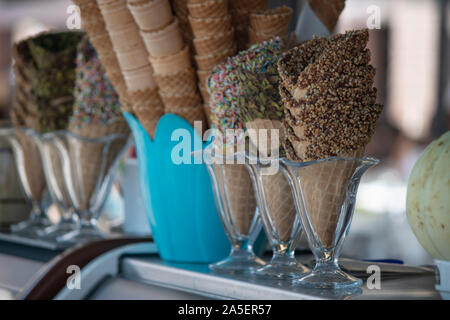 Close up of chocolate ice cream cones. Banque D'Images