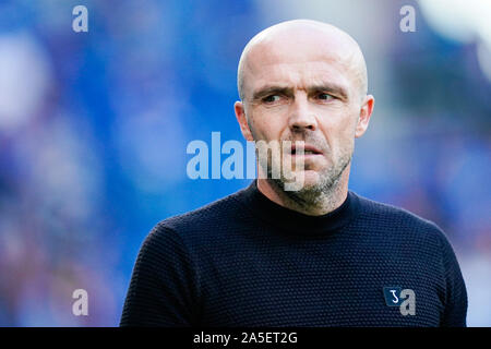 Berlin, Allemagne. 20 Oct, 2019. Soccer : Bundesliga, 1899 Hoffenheim - FC Schalke 04, 8e journée, dans le PreZero Arena. L'entraîneur Alfred Schreuder Hoffenheim va au stade. Credit : Uwe Anspach/DPA - NOTE IMPORTANTE : en conformité avec les exigences de la DFL Deutsche Fußball Liga ou la DFB Deutscher Fußball-Bund, il est interdit d'utiliser ou avoir utilisé des photographies prises dans le stade et/ou la correspondance dans la séquence sous forme d'images et/ou vidéo-comme des séquences de photos./dpa/Alamy Live News Banque D'Images