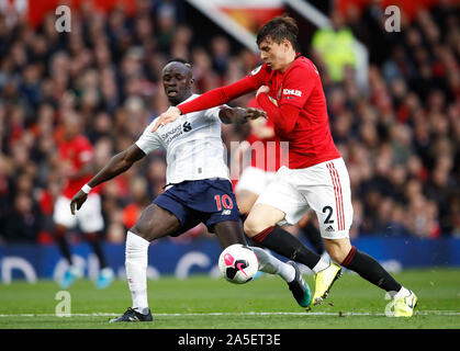 Le centre de Liverpool, Sadio Mane (à gauche) reçoit Manchester United, passés à son score Victor Lindelof Le but premier du côté avant de l'objectif est exclue par la VAR handball durant la Premier League match à Old Trafford, Manchester. Banque D'Images