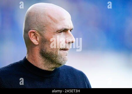 Berlin, Allemagne. 20 Oct, 2019. Soccer : Bundesliga, 1899 Hoffenheim - FC Schalke 04, 8e journée, dans le PreZero Arena. L'entraîneur Alfred Schreuder Hoffenheim va au stade. Credit : Uwe Anspach/DPA - NOTE IMPORTANTE : en conformité avec les exigences de la DFL Deutsche Fußball Liga ou la DFB Deutscher Fußball-Bund, il est interdit d'utiliser ou avoir utilisé des photographies prises dans le stade et/ou la correspondance dans la séquence sous forme d'images et/ou vidéo-comme des séquences de photos./dpa/Alamy Live News Banque D'Images