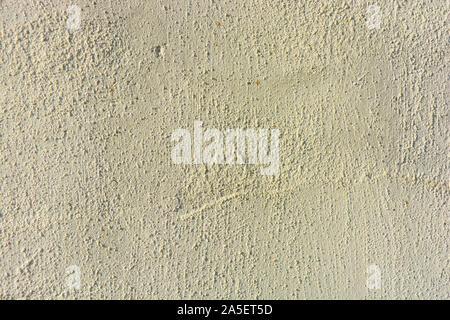 Face à travailler et de la construction, matériaux de réparation. Mur Blanc avec de petites boules structurels au soleil l'éclairage. Une structure et une texture intéressante Banque D'Images