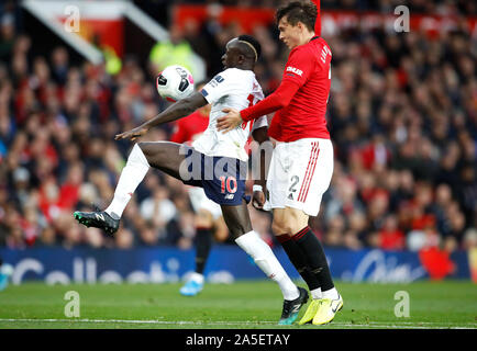 Le centre de Liverpool, Sadio Mane (à gauche) reçoit Manchester United, passés à son score Victor Lindelof Le but premier du côté avant de l'objectif est exclue par la VAR handball durant la Premier League match à Old Trafford, Manchester. Banque D'Images