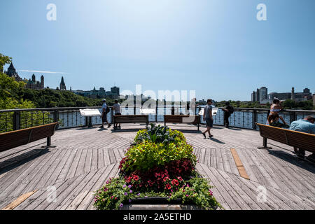 Une vue du pont Alexandra durant la journée, Ottawa, Canada Banque D'Images