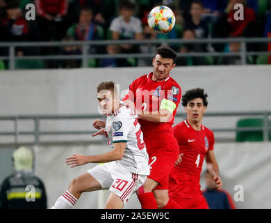 BUDAPEST, HONGRIE - le 13 octobre 2019 : (l-r) Istvan Kovacs batailles pour la balle en l'air avec Gara Garayev avant Bahlul Mustafazade durant la Hongrie v Azerbaïdjan Qualificatif de l'Euro de Groupama Arena. Banque D'Images