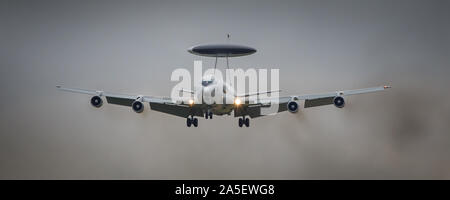 Boeing E-3 Sentry de type AWACS en approche finale pour l'atterrissage Banque D'Images