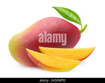 Mango rouge isolé. Un ensemble de mangues rouge et deux morceaux de découpe isolé sur fond blanc avec clipping path Banque D'Images