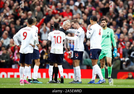 Les joueurs de Liverpool vers l'arbitre Martin Atkinson geste après Manchester United, Marcus Rashford (pas sur la photo) du côté marque son premier but du jeu au cours de la Premier League match à Old Trafford, Manchester. Banque D'Images