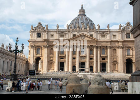 Rome Italie - 1 octobre 2019 : Basilique St Pierre vue de la place Banque D'Images