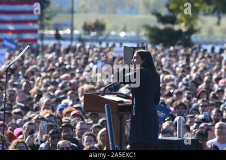 NEW YORK, NY - 19 OCTOBRE : New York annonce Ocasio-Cortez Alexandria Rép. son soutien à la présidence démocrate, le sénateur Bernie Sanders : durin Banque D'Images