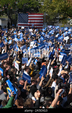 NEW YORK, NY - 19 OCTOBRE : les partisans du candidat démocrate, sénateur du Vermont, Bernie Sanders cheer pendant un Bernie's Retour rallye en Queensb Banque D'Images