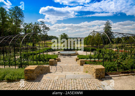 La Parabole en forme d'œuf jardin clos contient 267 variétés de pommiers dans la 'restauré le triton dans Somerset' garden et hôtel, nr Bruton, Angleterre, Royaume-Uni Banque D'Images