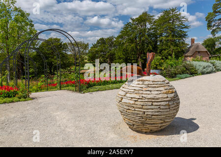 Une oeuvre de pierre et de bois d'une pomme à la 'nouvellement restauré le triton dans Somerset' garden et hôtel, nr Bruton, England, UK Banque D'Images