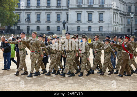 Londres, Royaume-Uni. 20 Oct, 2019. Plus de 500 cadets de la âgés de 10 à 18 ans prennent part à Trafalgar National Day Parade à Londres, marchant de Horse Guards Road à Horse Guards Parade pour célébrer l'anniversaire de la bataille de Trafalgar le 21 octobre 1805. Il marque également le décès de Lord Nelson (le Vice-amiral Horatio Nelson), qui a été mortellement blessé dans la bataille. Credit : Dinendra Haria/Alamy Live News Banque D'Images