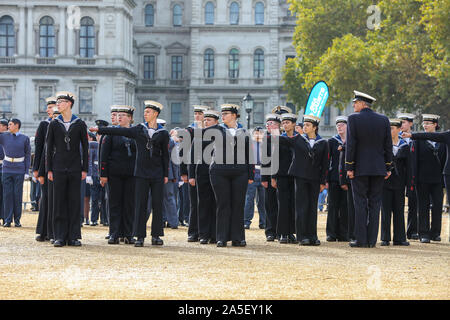 Londres, Royaume-Uni. 20 Oct, 2019. Plus de 500 cadets de la âgés de 10 à 18 ans prennent part à Trafalgar National Day Parade à Londres, marchant de Horse Guards Road à Horse Guards Parade pour célébrer l'anniversaire de la bataille de Trafalgar le 21 octobre 1805. Il marque également le décès de Lord Nelson (le Vice-amiral Horatio Nelson), qui a été mortellement blessé dans la bataille. Credit : Dinendra Haria/Alamy Live News Banque D'Images
