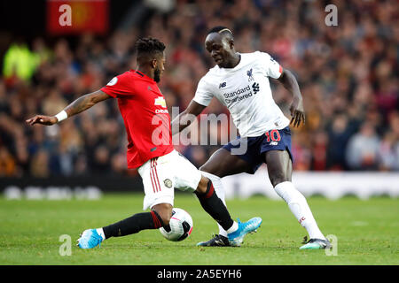 Fred Manchester United (à gauche) et Liverpool's Sadio Mane bataille pour la balle au cours de la Premier League match à Old Trafford, Manchester. Banque D'Images