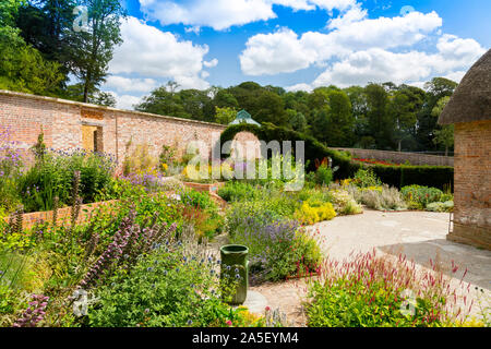 Le Chalet jardin coloré avec sa maison du jardinier de chaume dans le 'nouvellement restauré le triton dans Somerset' garden et hôtel, nr Bruton, Angleterre, U Banque D'Images