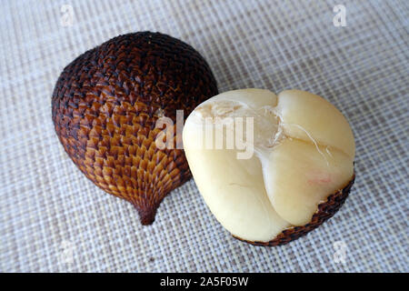 Schlangenhautfrucht Salak-Frucht droits oder der Salakpalme (Salacca zalacca)Manado, Sulawesi, Indonesia Banque D'Images