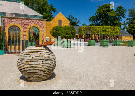 Une oeuvre de pierre et de bois d'une pomme à la 'nouvellement restauré le triton dans Somerset' garden et hôtel, nr Bruton, England, UK Banque D'Images