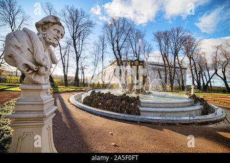 19 octobre 2018, Saint Petersburg, Russie. Paysage d'automne avec statue et fontaine dans le jardin d'été Banque D'Images