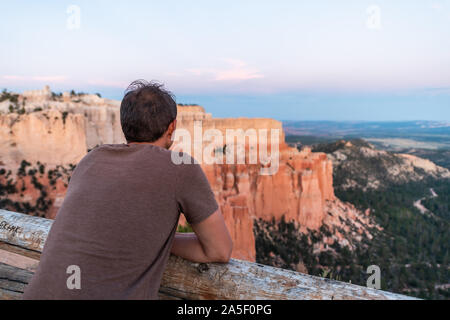 L'homme à la vue de paria au point de négliger les cheminées rocheuses dans le Parc National de Bryce Canyon au coucher du soleil Banque D'Images