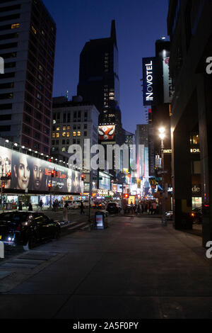 14 octobre 2019 - à l'extérieur de l'hôtel Novotel et Duane Read dans le centre-ville de Manhattan dans la soirée Banque D'Images