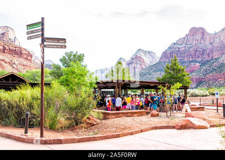 Springdale, USA - 6 août 2019 : Zion National Park cliffs dans matin à l'arrêt de bus navette centre de visiteurs en été avec de nombreuses personnes en attente dans la ligne q Banque D'Images