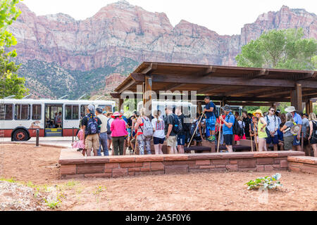 Springdale, USA - 6 août 2019 : Zion National Park à l'arrêt de bus navette transport centre d'accueil en été avec foule d'un grand nombre de personnes en attente Banque D'Images