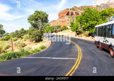 Springdale, USA - 6 août 2019 : Zion National Park route sinueuse en Utah avec le bus navette de transport public dans la rue en été Banque D'Images