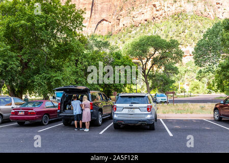 Springdale, USA - 6 août 2019 : Le parc national de Zion dans l'Utah parking en été, les gens de se préparer pour la randonnée en voiture Banque D'Images