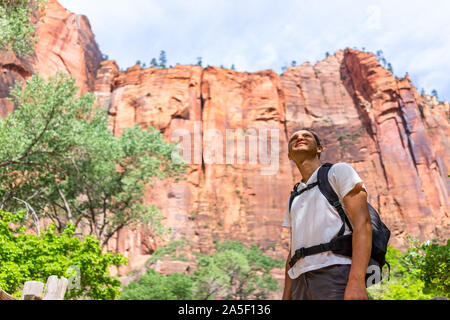 Zion National Park Riverside Walk Trail Road en Utah avec l'homme jusqu'à la randonnée avec sac à dos à red canyon formations randonnées vers Falaise Narrows Banque D'Images