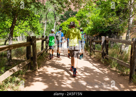 Springdale, USA - 6 août 2019 : Zion National Park Riverside Walk Trail Road en Utah avec personnes à pied randonnées vers narrows sur voie populaire Banque D'Images